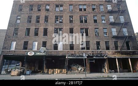 Les boutiques et les blocs de tenement abandonnés brûlent, South Bronx, New York City Banque D'Images