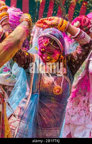 Jaipur, INDE - 21 MARS 2019 : danseurs folkloriques se produisant au festival Dhulandi. Un événement « festival de couleur » de Hali. Banque D'Images