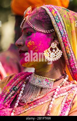 Jaipur, INDE - 21 MARS 2019 : danseurs folkloriques se produisant au festival Dhulandi. Un événement « festival de couleur » de Hali. Banque D'Images