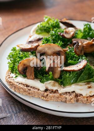 Champignons et Kale avec la Ricotta végane sur la Toast Banque D'Images