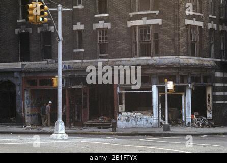 Les boutiques et les blocs de tenement abandonnés brûlent, South Bronx, New York City Banque D'Images