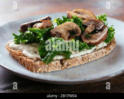 Champignons et Kale avec la Ricotta végane sur la Toast Banque D'Images