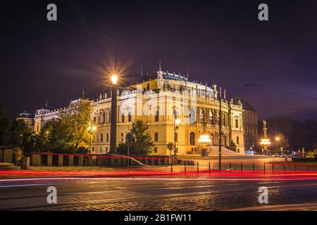 La construction de salles de concert Rudolfiunum sur la place Jan Palach à Prague, République tchèque - vue nocturne. Orchestre Philharmonique tchèque avec sentiers légers Banque D'Images