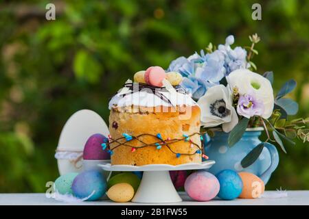 Pain sucré de Pâques, fleurs et œufs peints colorés Banque D'Images