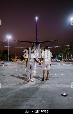 Pattaya Thaïlande Janvier 2020 , vide devant le centre commercial terminal 21 avec couple marchant en avion pendant le coucher du soleil Banque D'Images