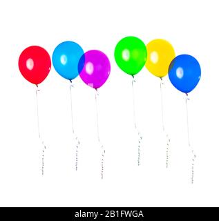 Rangée de ballons de fête accrochés dans l'air sur fond blanc. Décoration d'anniversaire. Banque D'Images