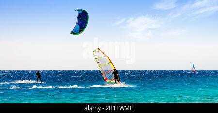 Les véliplanchistes et les kitesurfers se rendent en mer Rouge à Sharm El Sheikh Banque D'Images