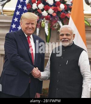 New Delhi, Inde. 25 février 2020. Le président américain Donald Trump (L) et le premier ministre indien Narendra Modi se sont mis à la main à la Maison Hyderabad à New Delhi, en Inde, le mardi 25 février 2020. Trump a terminé sa visite de deux jours en Inde. Photo de Raj Patel/UPI crédit: UPI/Alay Live News Banque D'Images