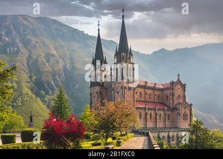 Basílica de Santa María la Real de Covadonga ou Basilique Sainte-Marie le Royal de Covadonga, Covadonga, Asturies, Espagne. Banque D'Images