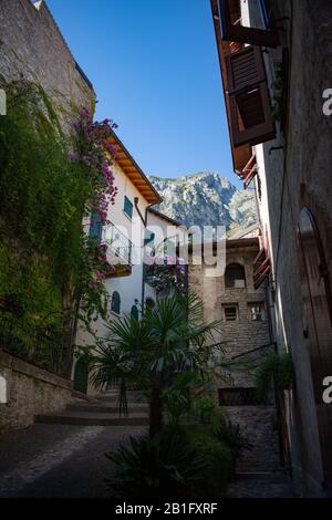 Arrière-cour italienne avec montagnes en arrière-plan Banque D'Images