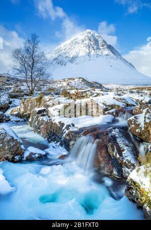 Neige couverte Buachille Etive Mor et la rivière Coupall Rannoch Moor Glencoe Scottish Highlands Scottish UK GB Europe Banque D'Images