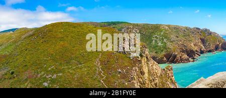 Colline verte et falaises au-dessus de l'océan Atlantique. Cap Roca, Portugal. Paysage panoramique de la côte portugaise. Paysage marin pittoresque avec falaises rocheuses. T Banque D'Images