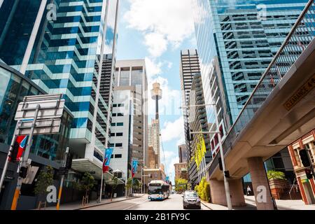 Sydney, Australie - 12 janvier 2009 : célèbre Sydney Tower Eye, connu sous le nom de Tour de Westfield, entre des gratte-ciel de Sydney street. Banque D'Images