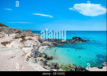 Petite plage de sable à Es Calo des mort, Formentera, Baléares, Espagne Banque D'Images