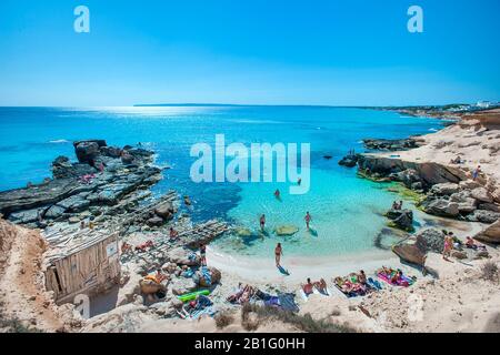 Petite plage de sable à Es Calo des mort, Formentera, Baléares, Espagne Banque D'Images