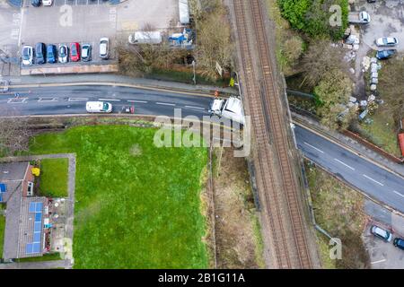 Un camion s'écrase dans un pont ferroviaire sur la route d'ancrage occupée, un camion coincé sous un pont, Stoke on Trent, HGV camion crash, gros accident de transport Banque D'Images