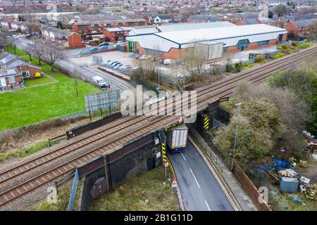 Un camion s'écrase dans un pont ferroviaire sur la route d'ancrage occupée, un camion coincé sous un pont, Stoke on Trent, HGV camion crash, gros accident de transport Banque D'Images