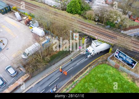 Un camion s'écrase dans un pont ferroviaire sur la route d'ancrage occupée, un camion coincé sous un pont, Stoke on Trent, HGV camion crash, gros accident de transport Banque D'Images