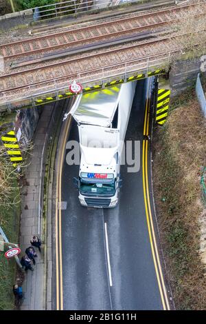 Un camion s'écrase dans un pont ferroviaire sur la route d'ancrage occupée, un camion coincé sous un pont, Stoke on Trent, HGV camion crash, gros accident de transport Banque D'Images