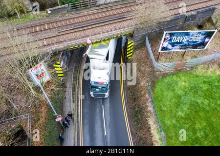 Un camion s'écrase dans un pont ferroviaire sur la route d'ancrage occupée, un camion coincé sous un pont, Stoke on Trent, HGV camion crash, gros accident de transport Banque D'Images