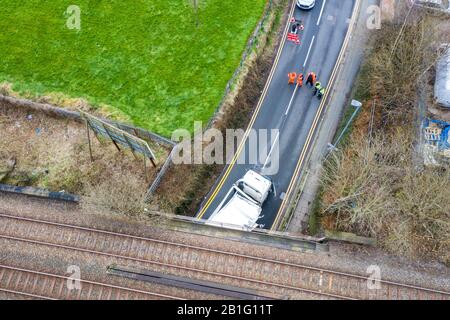 Un camion s'écrase dans un pont ferroviaire sur la route d'ancrage occupée, un camion coincé sous un pont, Stoke on Trent, HGV camion crash, gros accident de transport Banque D'Images