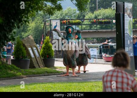 Deux personnes vêtues de canards avec des visiteurs célébrant le dixième anniversaire de l'Aqueduct de Pontcysyllatte devenant un site du patrimoine mondial Banque D'Images