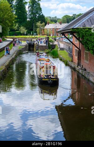 Les visiteurs du canal Montgomery à Welshpool à bord du bateau à narrowboat Heulwen 3. Portrait de l'image du bateau vue d'en haut en direction de l'appareil photo. Banque D'Images