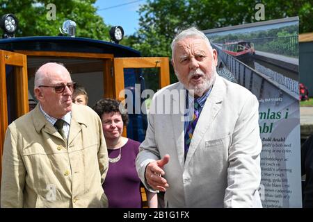 Terry Waite CBE dévoile un nouveau bateau à narrowboat, Lady Winifred, dans le bassin de Trevor près de Wrexham au Pays de Galles. Banque D'Images