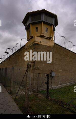 Regarder la Tour à la prison STASI est de Berlin Banque D'Images