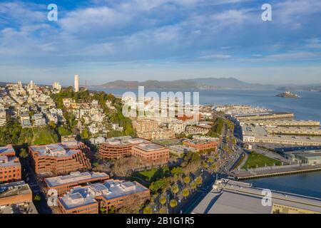 San Francisco, Californie, jour, lever de soleil, vue aérienne de North Beach avec Coit Tower et Golden Gate Bridge visible. Banque D'Images