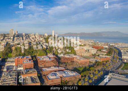 San Francisco, Californie, jour, lever de soleil, vue aérienne de North Beach avec Coit Tower et Golden Gate Bridge visible. Banque D'Images