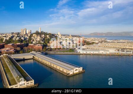 San Francisco, Californie, jour, lever de soleil, vue aérienne de North Beach avec Coit Tower et Golden Gate Bridge visible. Banque D'Images