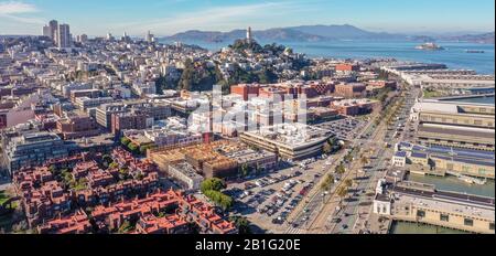 San Francisco, Californie, jour, lever de soleil, vue aérienne de North Beach avec Coit Tower et Golden Gate Bridge visible. Banque D'Images