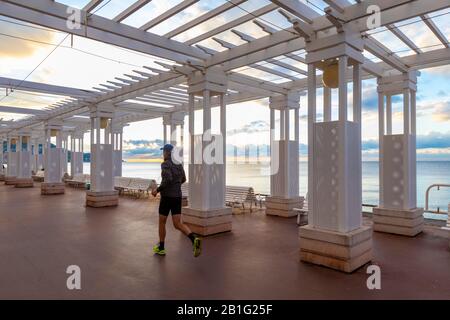 Jogging sur la Promenade des Anglais, Nice, Sud de la France Banque D'Images