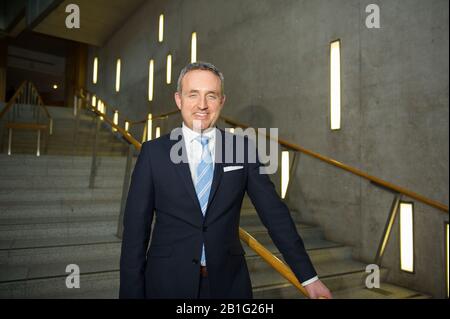 Édimbourg, Royaume-Uni. 25 février 2020. Photo : Alex Cole-Hamilton MSP - MSP pour Edinburgh Western, porte-parole pour la santé du Parti libéral-démocrate écossais. Vue sur les marches près du hall du jardin du Parlement écossais. Crédit : Colin Fisher/Alay Live News Banque D'Images