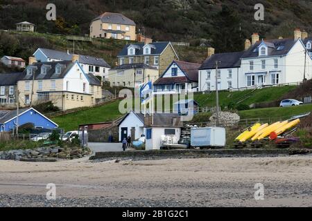 Photo couleur regardant de la plage de retour vers les maisons et le village de la station balnéaire populaire de Tresaith dans la baie de Cardigan West Wa Banque D'Images