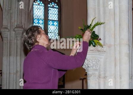 Organisation Des Fleurs De Noël De L'Église Des Saints. Banque D'Images