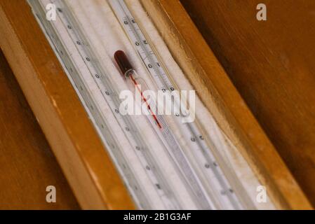 Thermomètre en verre de laboratoire. Dispositif de mesure de la température Banque D'Images