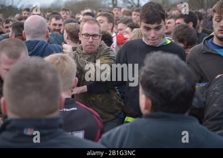 Les joueurs participent au Royal Shrovetide Football Match à Ashbourne, Derbyshire, qui est joué dans la ville depuis le XIIe siècle. Banque D'Images