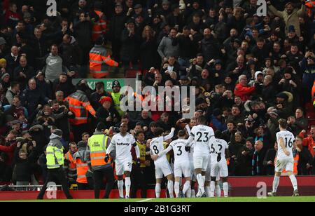 Anfield, Liverpool, Merseyside, Royaume-Uni. 24 février 2020. Anglais Premier League Football, Liverpool contre West Ham United ; Pablo Fornals de West Ham United célèbre devant les fans en visite après avoir battu le gardien de but de Liverpool Alisson pour donner à son côté une ou deux dérivations après 54 minutes - Strictement usage éditorial Seulement. Aucune utilisation avec des contenus audio, vidéo, données, listes de structures, logos de clubs/ligues ou services en direct non autorisés. En ligne en correspondance utilisez limité à 120 images, pas d'émulation vidéo. Aucune utilisation dans les Paris, les jeux ou les publications d'un club/ligue/joueur crédit: Action plus Sports/Alay Live News Banque D'Images