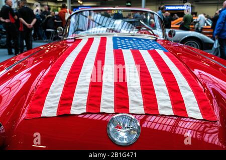 22 février 2020 - Londres, Royaume-Uni. Gros plan sur un emblème Chevrolet Corvette C1 et drapeau américain sur le capot. Banque D'Images
