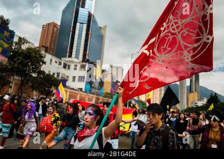 Les étudiants participent à une marche de protestation contre les politiques du gouvernement et la corruption au sein de l’éducation publique à Bogota, en Colombie. Banque D'Images