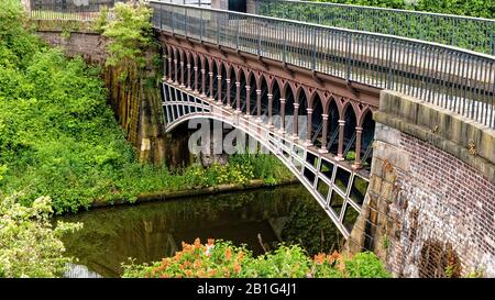 Aqueduct du bras moteur sur le canal de Birmingham navigation près de Smethwick Banque D'Images