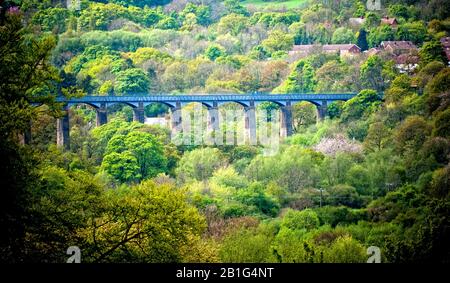 Site classé au patrimoine mondial de l'aqueduc de Pontcysyllte transportant le canal de Llangollen au-dessus de la vallée de la rivière Dee près de Trevor dans le nord du pays de Galles, Royaume-Uni Banque D'Images