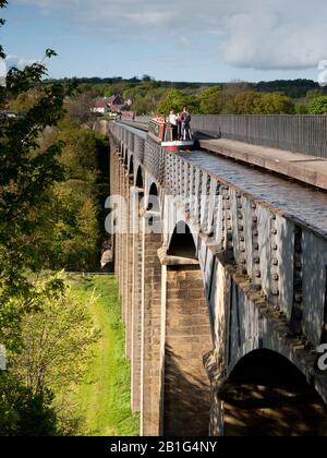 Bateau à rames traversant le site classé au patrimoine mondial de l'aqueduc de Pontcysyllte transportant le canal de Llangollen au-dessus de la vallée de la rivière Dee près de Trevor au nord Banque D'Images