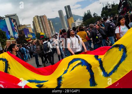 Les étudiants participent à une marche de protestation contre les politiques du gouvernement et la corruption au sein de l’éducation publique à Bogota, en Colombie. Banque D'Images