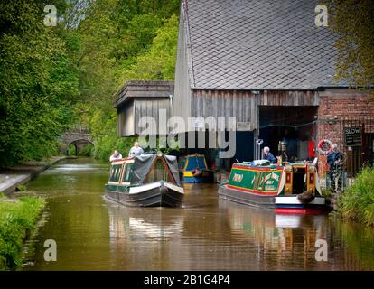 Des barques à courte vue passant devant Cadbury Wharf sur le canal Shropshire Union près de Knighton, Cheshire, Angleterre, Royaume-Uni Banque D'Images