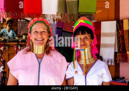 Un Touriste Pose Avec Une Femme Du Groupe Minoritaire De Kayan (Long Neck), Pan Pet Village, Loikaw, Kayah State, Myanmar. Banque D'Images