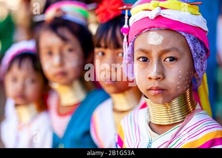 Un Groupe D'Enfants Du Groupe Minoritaire De Kayan (Long Neck) Dans Le Costume Traditionnel, Pan Pet Village, Loikaw, Kayah State, Myanmar. Banque D'Images