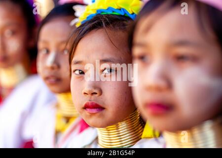 Un Groupe D'Enfants Du Groupe Minoritaire De Kayan (Long Neck) Dans Le Costume Traditionnel, Pan Pet Village, Loikaw, Kayah State, Myanmar. Banque D'Images